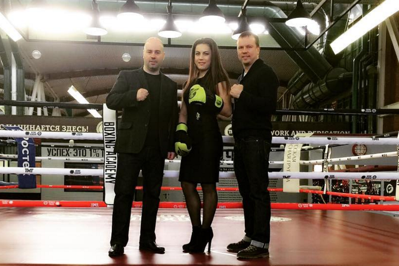 قازاقستاندىق بوكسشى قىز مەيۋەزەر اكادەمياسىندا شەبەرلىك ساباعىن وتكىزەدى