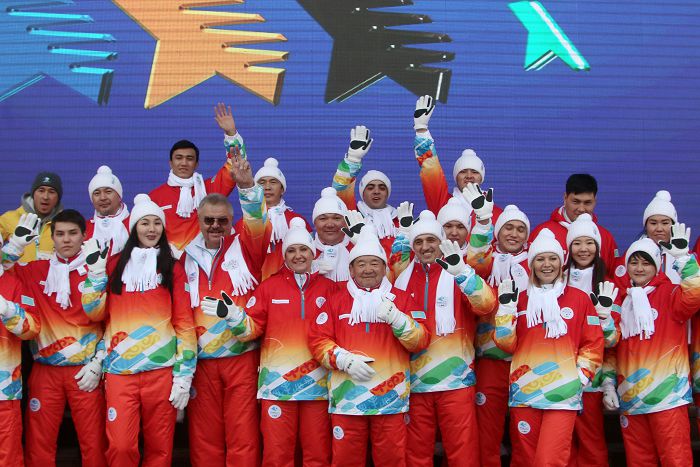 اق جول ساعان, ۋنيۆەرسيادا!