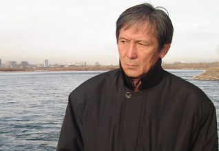 تىنىشتىقبەك ابدىكاكىم ۇلى. كوكىرەگىمدە ولەڭ كوشىپ ءجۇر, قازاعىمنىڭ ءيىسى اڭقىپ!