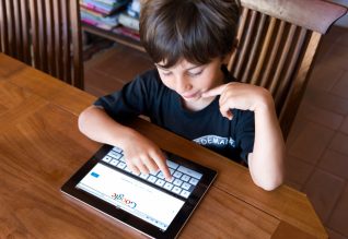 Google بالالاردىڭ سمارتفونىن باقىلايتىن قىزمەتتى ىسكە قوستى