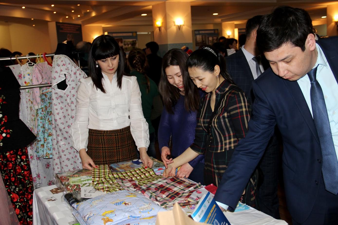 اتىراۋدا تۇرمەدە جاسالعان زاتتار كورمەگە قويىلدى