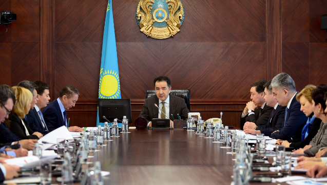 باقىتجان ساعىنتاەۆ دەنساۋلىق ساقتاۋ جۇيەسىن دامىتۋ ماسەلەلەرى جونىندە كەڭەس وتكىزدى