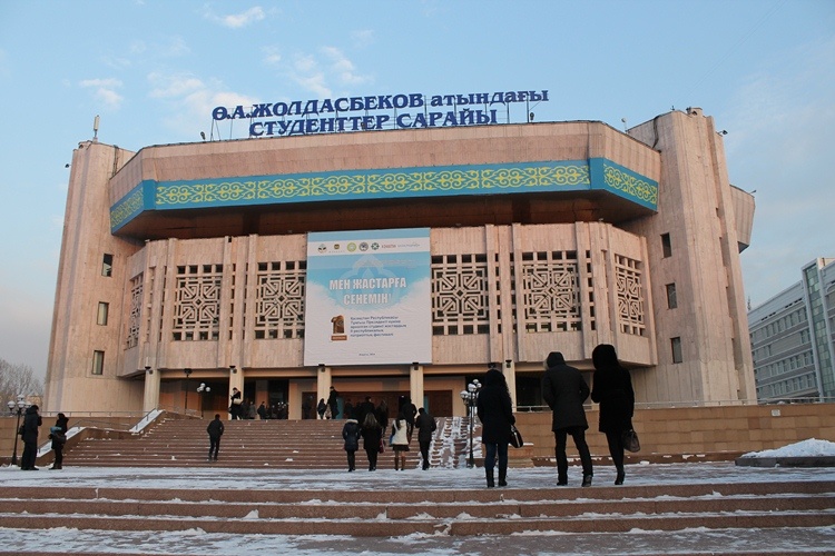 اقىندار ءبىلىم مەن عىلىمدى جىرلادى