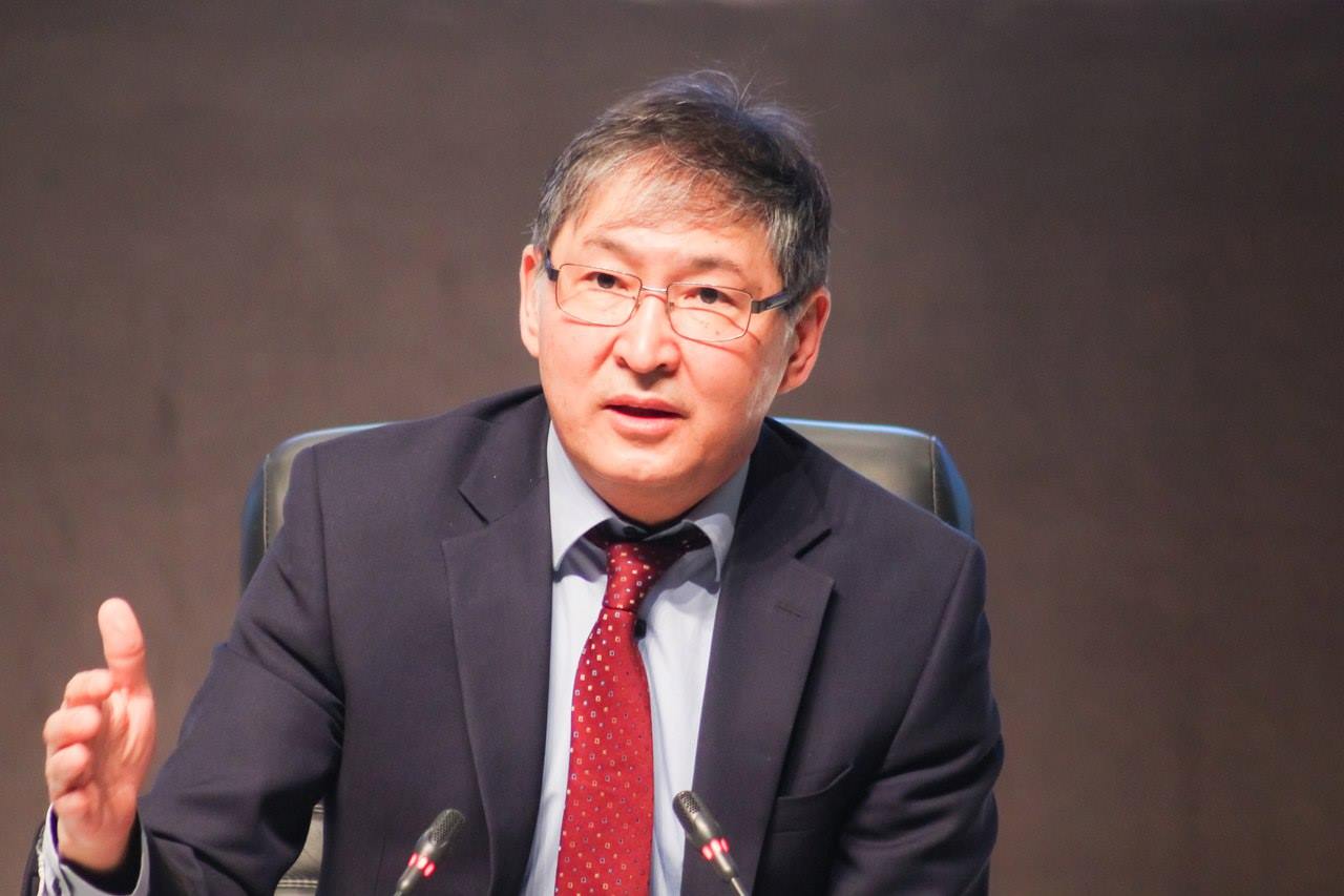 ەرلان ساعاديەۆ وقۋشىلارعا ءۇي تاپسىرماسىن بەرۋدى ازايتپاق