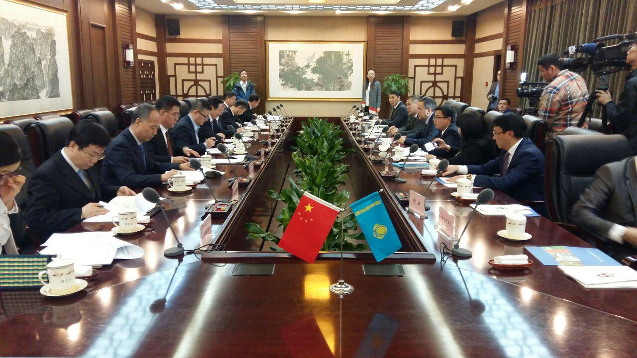 اسقار مىرزاحمەتوۆ قحر-دىڭ بيزنەس قاۋىمداستىعى وكىلدەرىمەن كەزدەستى