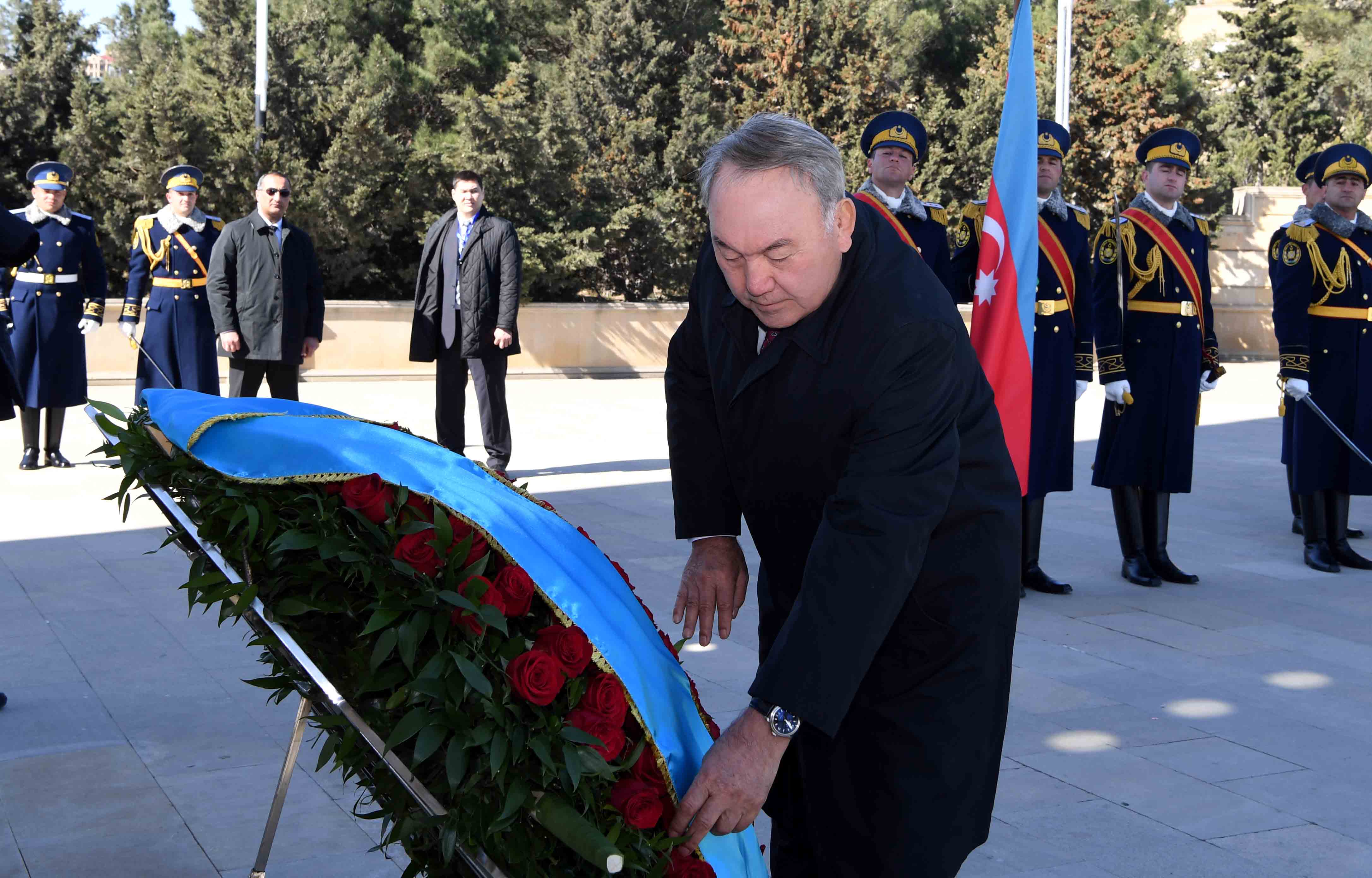 نازارباەۆ گەيدار اليەۆتىڭ بەيىتىنە گۇل شوعىن قويۋ راسىمىنە قاتىستى