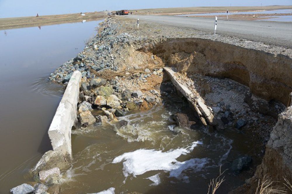 تاسقىنمەن جاعالاسىپ, قۇبىر جاساپ جاتىر