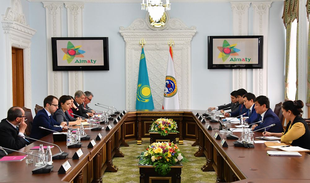 الماتى اكىمى شۆەيتساريا دەلەگاتسياسىمەن كەزدەستى