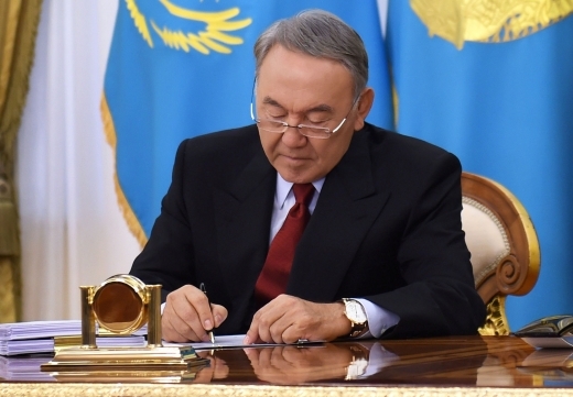 ەلباسى مەملەكەتتىك قىزمەتكەرلەردىڭ جالاقىسىنا قاتىستى تۇزەتۋلەرگە قول قويدى