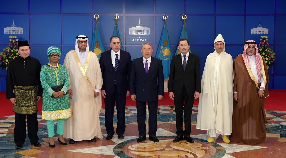 سەنىم گراموتالارىن قابىلدادى