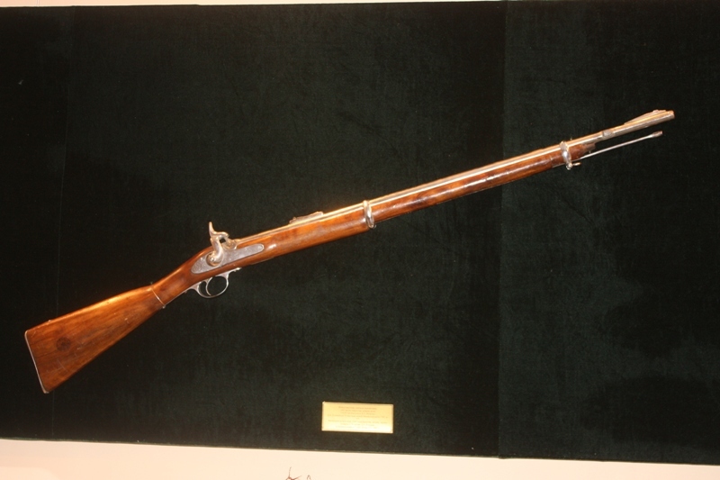 ​رۋدنىيدا تۇرعىندار ىشكى ىستەر دەپارتامەنتىنە 13 قارۋ تاپسىردى 