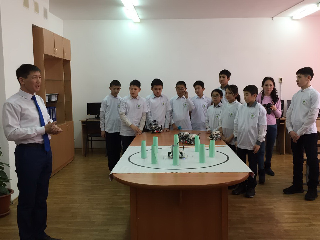 اۋىل بالالارى روبوت قۇراستىرۋعا كىرىستى