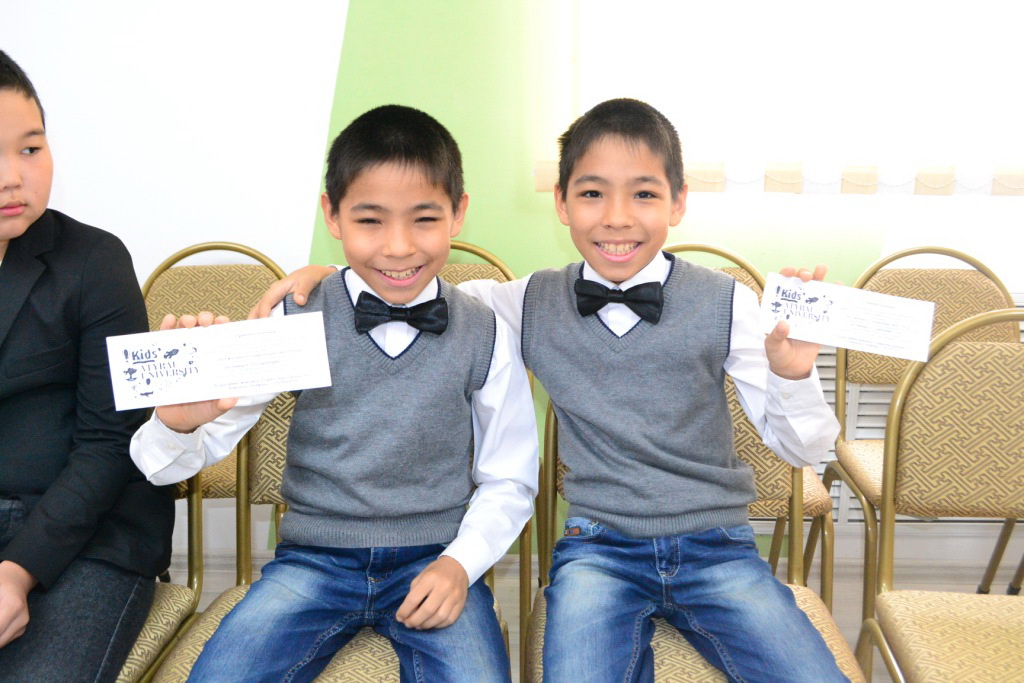 مەكتەپ وقۋشىلارى ۋنيۆەرسيتەتتە وقيدى