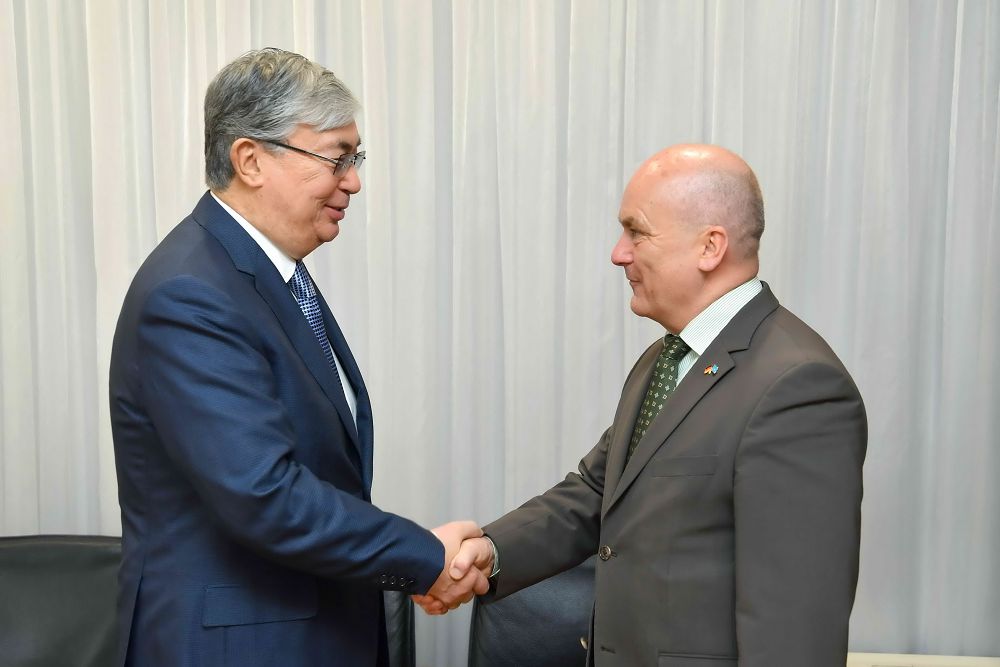 نەمىس پارلامەنتشىلەرىمەن كەزدەستى