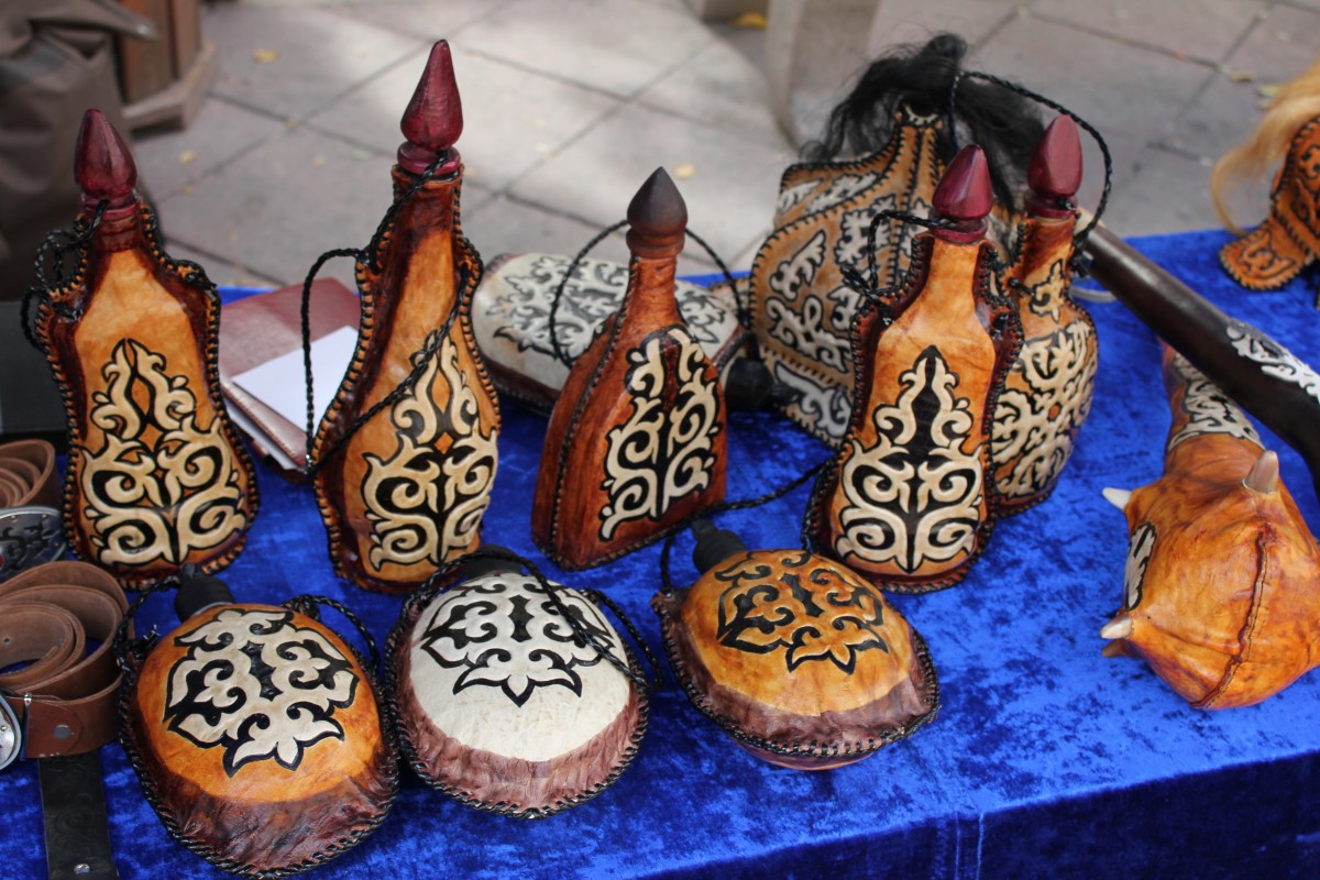 قولونەردى قولداپ وتىر