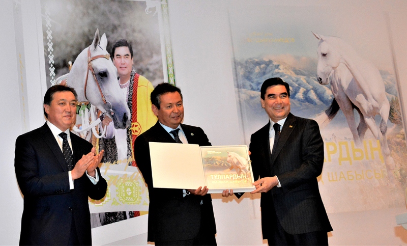 تۇركىمەنستان پرەزيدەنتىنىڭ كىتاپتارى قازاق تىلىندە (فوتو)