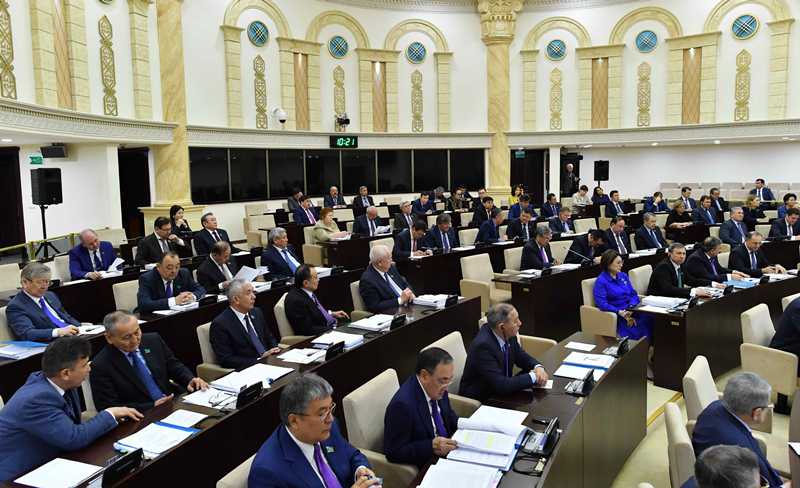  سەناتورلار سۋ تاسقىنىنا بايلانىستى اتقارۋشى بيلىكتى سىنادى