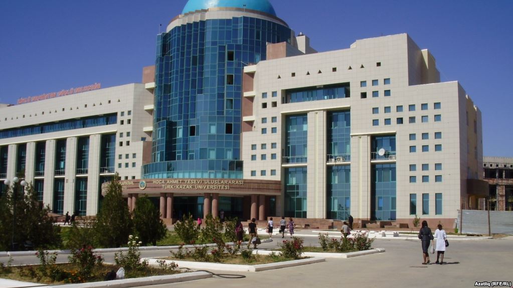 احمەت ياساۋي ۋنيۆەرسيتەتى  وقۋشىلارعا ءبىلىم گرانتتارىن تابىستادى