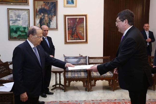 قازاقستان ەلشىسى ليۆان پرەزيدەنتىنە سەنىم گراموتالارىن تاپسىردى