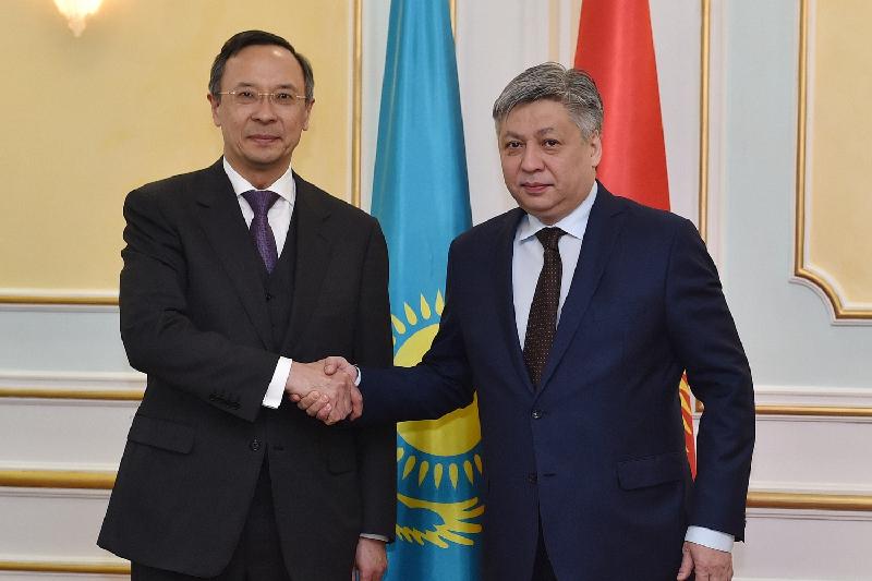 قازاقستان مەن قىرعىزستان ءسىم باسشىلارى كەزدەستى