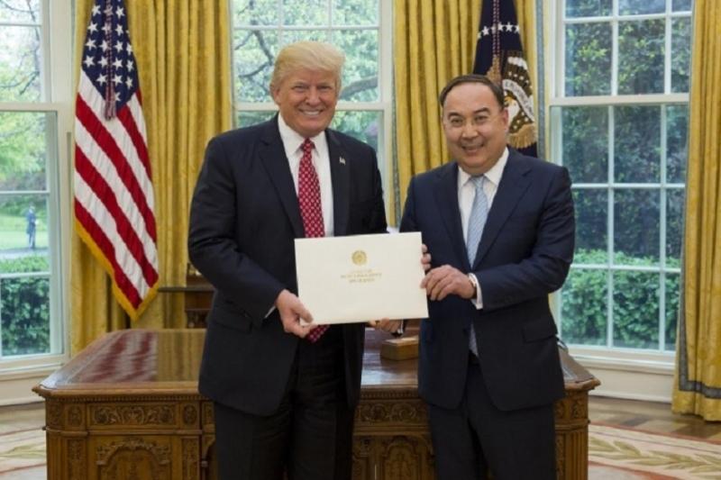 قازاقستان ەلشىسى دونالد ترامپقا سەنىم گراموتاسىن تابىستادى