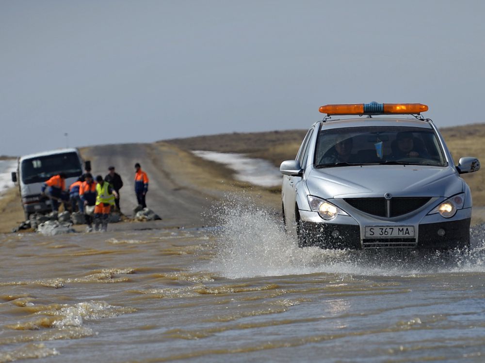 ​رەسپۋبليكانىڭ 22 اۆتوكولىك جولىن ەرىگەن قار سۋى باستى
