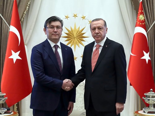 قازاقستان ەلشىسى تۇركيا پرەزيدەنتىنە سەنىم گراموتاسىن تابىستادى