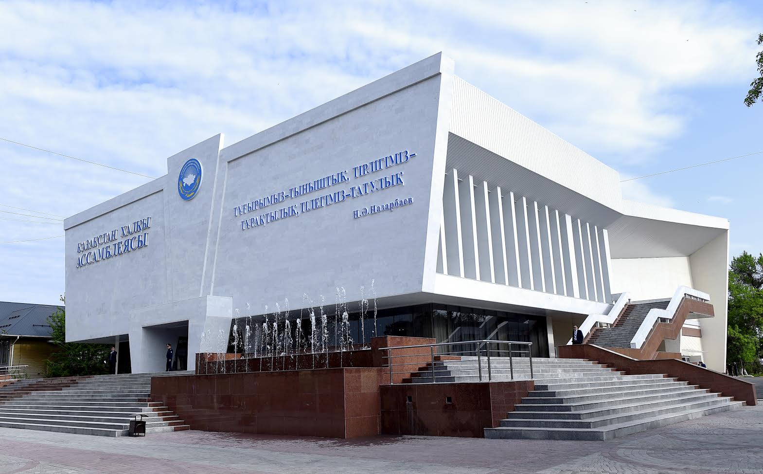 قر پرەزيدەنتى شىمكەنتتەگى قحا ۇيىنە باردى