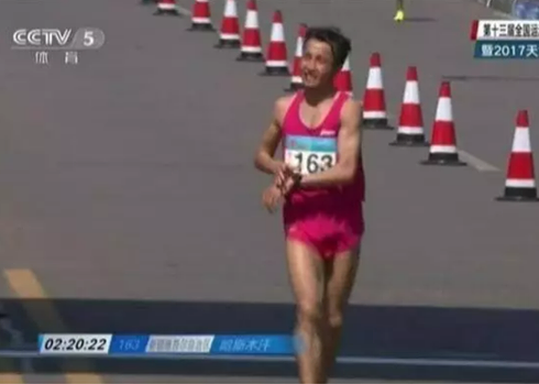 قىتايداعى قازاق جىگىتى شىڭجاڭ مارافونشىلارىنىڭ كوشىن باستادى