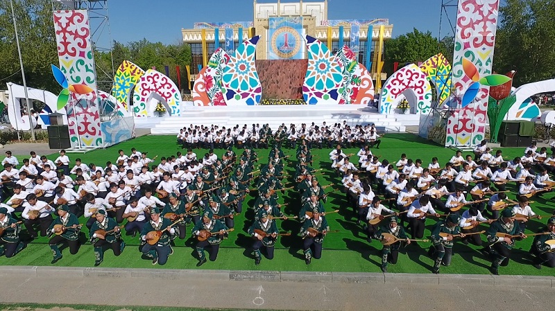 ​وقو-دا بىرلىك كۇنىندە مىڭ دومبىراشى كۇي  ورىندادى