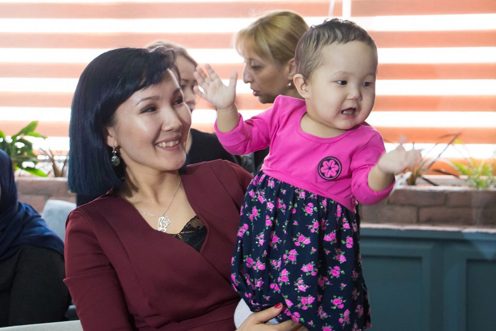 باۋىرىنا باۋىرىن ءبولىپ بەرگەندەر