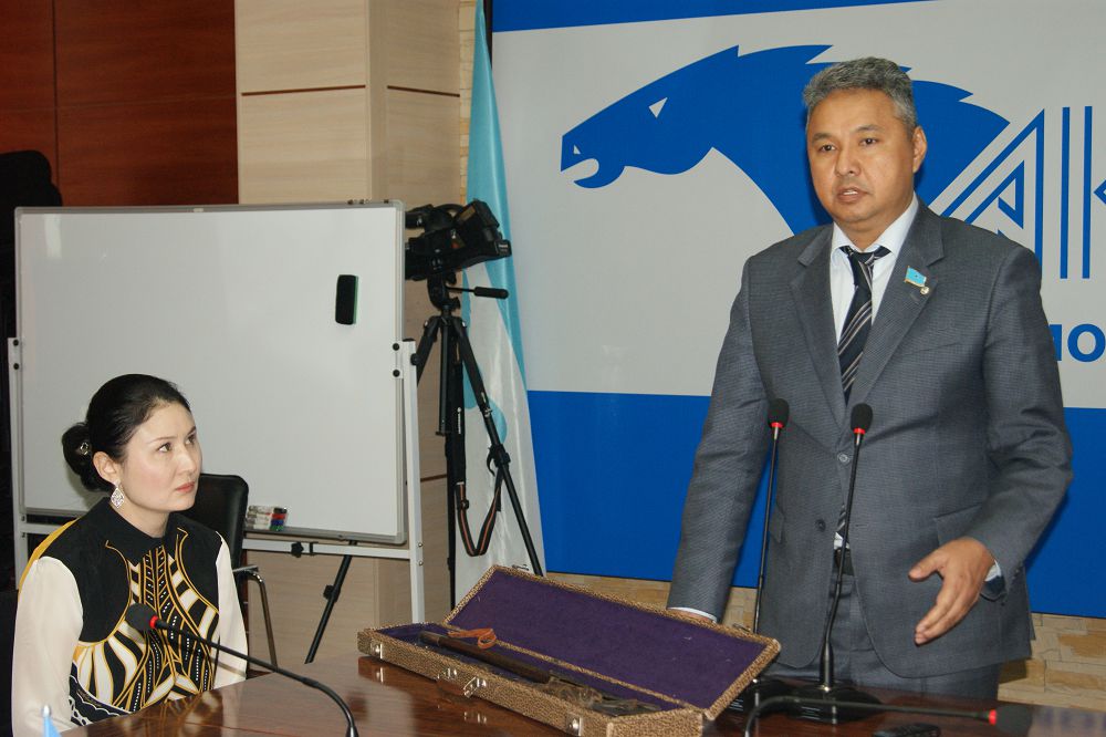 بوگەنباي باتىردىڭ ايبالتاسى مۇراجايعا قويىلادى