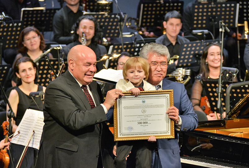 «كلاسسيكالىق مۋزىكانىڭ جاڭا جۇلدىزدارى جارقىرادى»