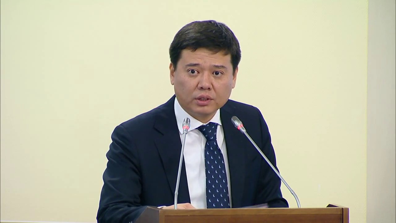 مارات بەكەتاەۆ كونستيتۋتسيالىق وزگەرىستەردى تانىستىردى