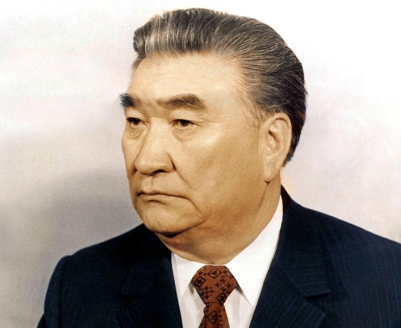 شاكارىمنىڭ قولىنا سۋ قۇيعان