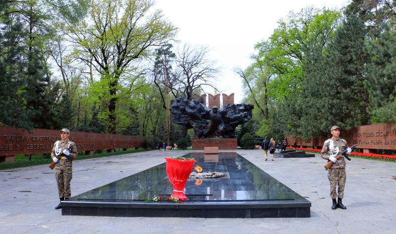 ۆولونتەرلەر ارداگەرلەرگە كومەك كورسەتەدى