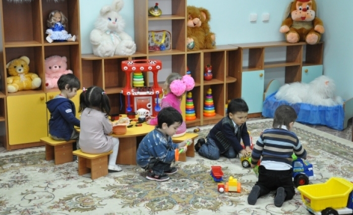 مەملەكەتتىك تىلدە تاربيەلەيدى