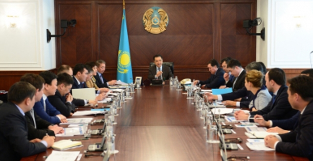 پرەمەر تسيفرلىق ەكونوميكانى دامىتۋ ماسەلەلەرى جونىندە كەڭەس وتكىزدى