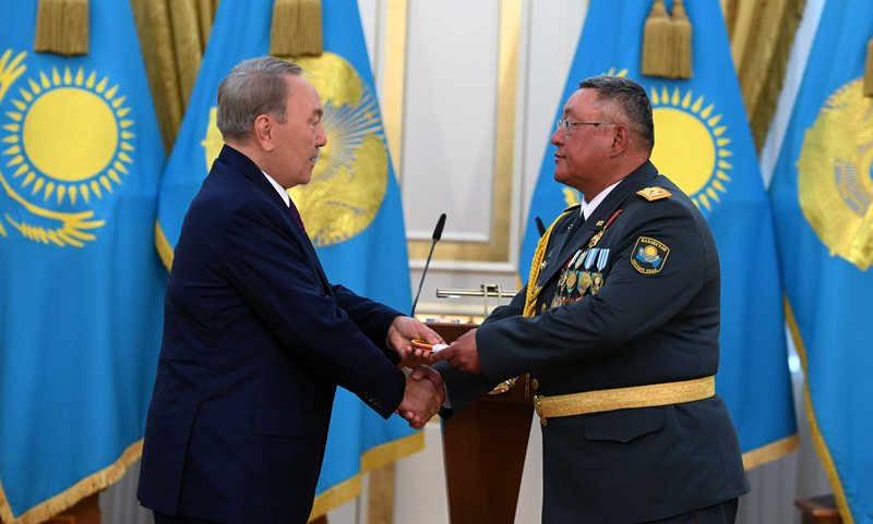 پرەزيدەنت بىرقاتار اسكەري قىزمەتشىگە گەنەرال شەنىن تابىستادى