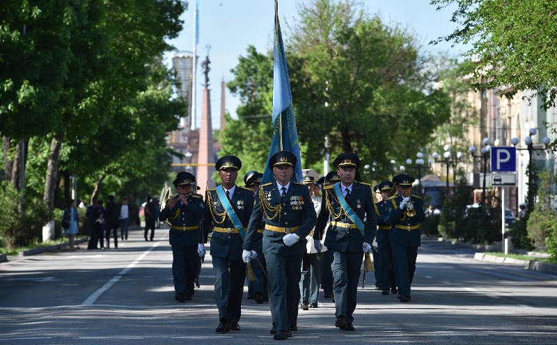 شىمكەنتتە 500 جاۋىنگەر سالتاناتتى مارشپەن ءجۇرىپ ءوتتى