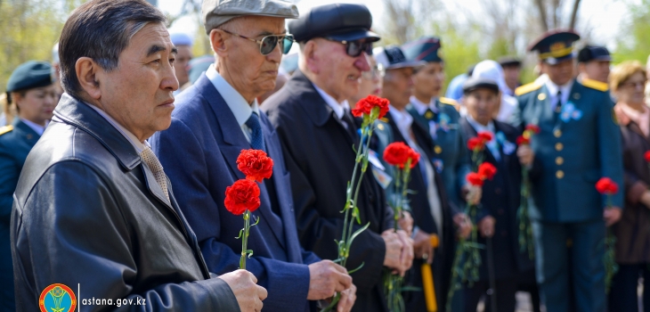 استانادا  ۇلى وتان سوعىسى كەزىندە كوز جۇمعان جاۋىنگەرلەرگە تاعزىم ەتىلدى