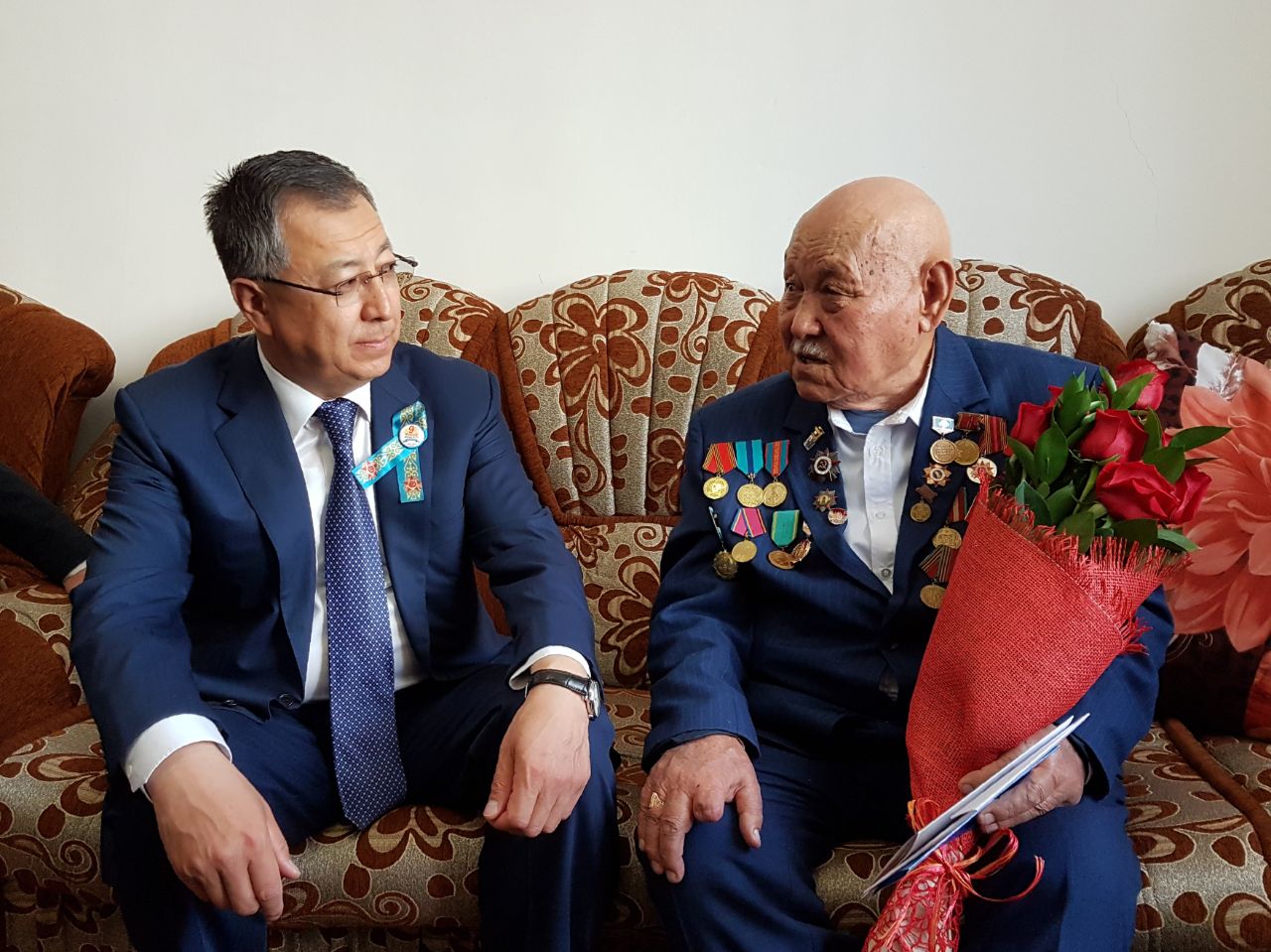 وقو اكىمى ۇوس ارداگەرىنىڭ وتباسىنا ارنايى بارىپ قۇتتىقتادى