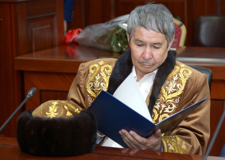 قىزىلوردا وبلىسىنىڭ اكىمى مىرزان كەنجەباەۆتى مەرەيتويىمەن قۇتتىقتادى