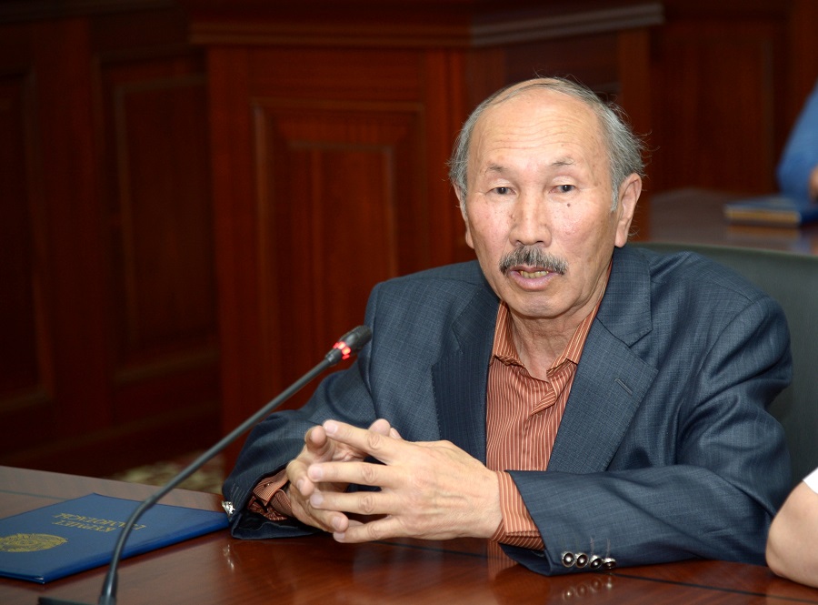 قىزىلوردا وبلىسىنىڭ اكىمى ادەبيەت سىنشىسى باقىت ساربالاەۆتى مەرەيتويىمەن قۇتتىقتادى 