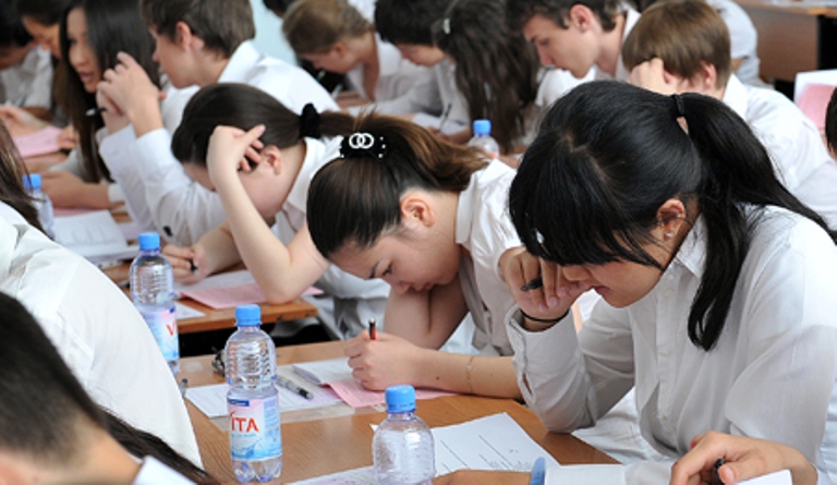 «التىن بەلگى» يەگەرى تومەن بالل السا, مەكتەپ ديرەكتورى جاۋاپ بەرەدى – بعم