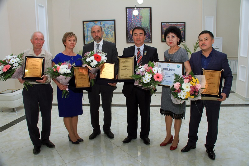 وسكەمەندە يەگىمەن سۋرەت سالاتىن سۋرەتشى وبلىس اكىمىنىڭ سىيلىعىن الدى