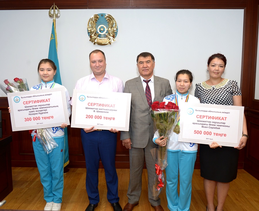 قىزىلوردا وبلىسىنىڭ اكىمى شاحماتتان الەم چەمپيوناتىنىڭ جەڭىمپازدارىمەن كەزدەستى