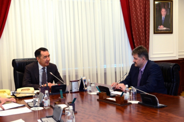 پرەمەر ەستونيانىڭ ەلەكتروندى باسقارۋ اكادەمياسى ديرەكتورىمەن كەزدەستى