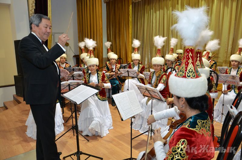 مۇنايلى ايماقتىڭ مادەنيەتىندە بەتبۇرىس بار