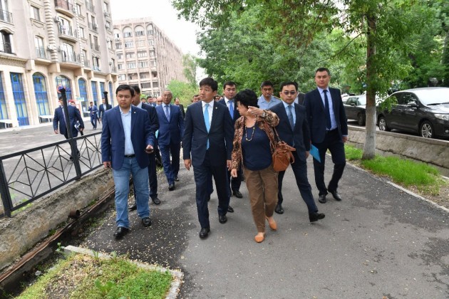 بايبەك الماتىنىڭ تروتۋارلارى مەن ساياباقتارىن جوندەۋدى تاپسىردى